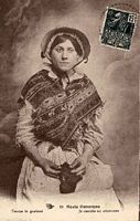 Auvergnat. Femme en robe. Cliquer pour agrandir l'image.