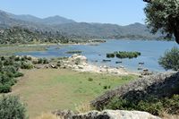 Le lac de Bafa en Anatolie. La rive orientale et le mont Latmos. Cliquer pour agrandir l'image dans Adobe Stock (nouvel onglet).