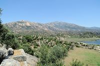 Le lac de Bafa en Anatolie. La rive orientale et le mont Latmos. Cliquer pour agrandir l'image dans Adobe Stock (nouvel onglet).