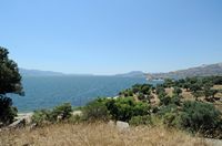 Le lac de Bafa en Anatolie. Vue en direction de l'île de Kargi Asari et de la plaine du Méandre. Cliquer pour agrandir l'image dans Adobe Stock (nouvel onglet).