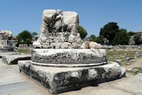 Le site de Didymes en Anatolie. Base de colonne ornementée de croix gammées et de méandres. Cliquer pour agrandir l'image dans Adobe Stock (nouvel onglet).