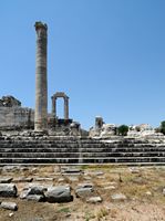 Le site de Didymes en Anatolie. Façade sud-est du temple. Cliquer pour agrandir l'image dans Adobe Stock (nouvel onglet).