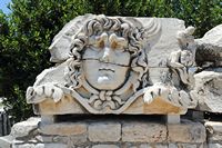 Le site de Didymes en Anatolie. Morceau d'architrave à tête de Méduse. Cliquer pour agrandir l'image dans Adobe Stock (nouvel onglet).