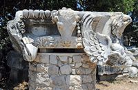 Le site de Didymes en Anatolie. Chapiteau de colonne à tête de taureau. Cliquer pour agrandir l'image dans Adobe Stock (nouvel onglet).