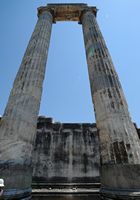 Le site de Didymes en Anatolie. Deux colonnes encore debout. Cliquer pour agrandir l'image dans Adobe Stock (nouvel onglet).