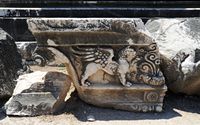Le site de Didymes en Anatolie. Frise d'architrave avec griffon. Cliquer pour agrandir l'image dans Adobe Stock (nouvel onglet).