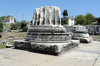 Le site de Didymes en Anatolie. Base de colonne ornementée de croix gammées et de méandres au coin nord du péristyle. Cliquer pour agrandir l'image dans Adobe Stock (nouvel onglet).