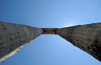 Le site de Didymes en Anatolie. Deux colonnes encore debout. Cliquer pour agrandir l'image dans Adobe Stock (nouvel onglet).