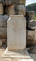 Le quartier civique d’Éphèse en Anatolie. Bâton d'Esculape près du monument à Memmius. Cliquer pour agrandir l'image dans Adobe Stock (nouvel onglet).
