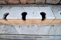 Le quartier résidentiel d'Éphèse en Anatolie. Les latrines. Cliquer pour agrandir l'image dans Adobe Stock (nouvel onglet).