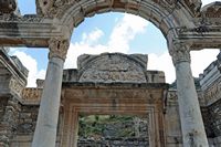 Le quartier résidentiel d'Éphèse en Anatolie. Le temple d'Hadrien. Cliquer pour agrandir l'image dans Adobe Stock (nouvel onglet).