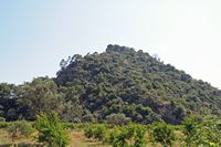 Le site archéologique de Kaunos en Anatolie. L'acropole vue depuis le nord. Cliquer pour agrandir l'image dans Adobe Stock (nouvel onglet).