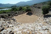 Le site archéologique de Kaunos en Anatolie. Le théâtre. Cliquer pour agrandir l'image dans Adobe Stock (nouvel onglet).