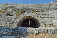 Le site archéologique de Kaunos en Anatolie. Le vomitorium du théâtre. Cliquer pour agrandir l'image dans Adobe Stock (nouvel onglet).