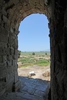 Le site archéologique de Milet en Anatolie. Vomitorium du théâtre antique. Cliquer pour agrandir l'image dans Adobe Stock (nouvel onglet).