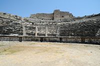 Le site archéologique de Milet en Anatolie. Orchestre et gradins du théâtre antique. Cliquer pour agrandir l'image dans Adobe Stock (nouvel onglet).