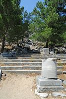 Le site archéologique de Priène en Anatolie. Un autel sur l'agora. Cliquer pour agrandir l'image dans Adobe Stock (nouvel onglet).