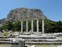 Le site archéologique de Priène en Anatolie. Le temple d'Athéna Polias. Cliquer pour agrandir l'image dans Adobe Stock (nouvel onglet).