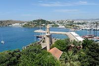 Le château Saint-Pierre à Bodrum en Anatolie. Le minaret … de la chapelle. Cliquer pour agrandir l'image dans Adobe Stock (nouvel onglet).