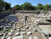 Le mausolée du roi Mausole à Halicarnasse (Bodrum) en Anatolie. Les ruines de l'enceinte du mausolée. Cliquer pour agrandir l'image dans Adobe Stock (nouvel onglet).