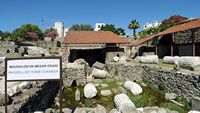Le mausolée du roi Mausole à Halicarnasse (Bodrum) en Anatolie. Les ruines de la chambre funéraire du mausolée. Cliquer pour agrandir l'image dans Adobe Stock (nouvel onglet).