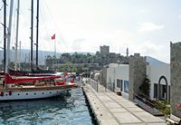 La ville de Bodrum en Anatolie. Le quai du transbordeur pour Kos. Cliquer pour agrandir l'image dans Adobe Stock (nouvel onglet).
