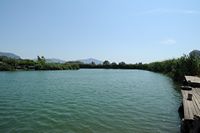 La ville de Dalyan en Anatolie. Quai à Çandir sur le canal de Dalyan. Cliquer pour agrandir l'image dans Adobe Stock (nouvel onglet).