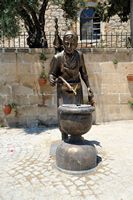 La ville de Didim en Anatolie. Statue d'un porteur de thé. Cliquer pour agrandir l'image dans Adobe Stock (nouvel onglet).