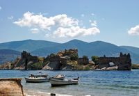 Le lac de Bafa en Anatolie. L'île de Kargi Asari (auteur Elelicht). Cliquer pour agrandir l'image.
