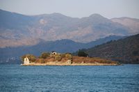 Le lac de Bafa en Anatolie. L'île de Kahve Asar (auteur Wolfgang Glock). Cliquer pour agrandir l'image.