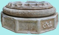 Le site de Didymes en Anatolie. Base de colonne au Musée du Louvre. Cliquer pour agrandir l'image.