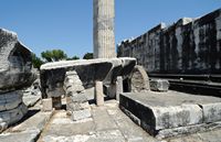 Le site de Didymes en Anatolie. La façade sud-ouest du temple. Cliquer pour agrandir l'image.