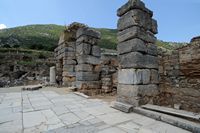Le quartier résidentiel d'Éphèse en Anatolie. Entrée des thermes de Varius. Cliquer pour agrandir l'image.