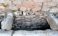 Le quartier résidentiel d'Éphèse en Anatolie. Canalisation d'évacuation des latrines. Cliquer pour agrandir l'image.