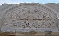 Le quartier résidentiel d'Éphèse en Anatolie. Fronton du temple d'Hadrien (auteur Carole Raddato). Cliquer pour agrandir l'image.