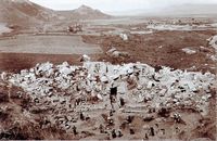 Le quartier du théâtre d'Éphèse en Anatolie. Le grand théâtre en 1900. Cliquer pour agrandir l'image.