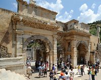 Le quartier du théâtre d'Éphèse en Anatolie. La porte de Mazeus et de Mithridate. Cliquer pour agrandir l'image.