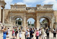 Le quartier du théâtre d'Éphèse en Anatolie. La porte de Mazeus et de Mithridate. Cliquer pour agrandir l'image.