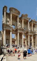 Le quartier du théâtre d'Éphèse en Anatolie. La bibliothèque de Celsus. Cliquer pour agrandir l'image.
