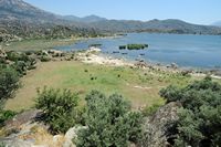 Le site archéologique d'Héraclée en Anatolie. Vu depuis la rive est du lac de Bafa. Cliquer pour agrandir l'image.