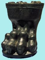 Le site archéologique de Milet en Anatolie. Patte de lion en bronze découverte à Milet. Cliquer pour agrandir l'image.
