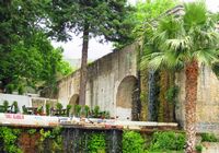 Le site archéologique de Priène en Anatolie. Le restaurant Şelale et l'aqueduc byzantin près du site (auteur Elelicht). Cliquer pour agrandir l'image.