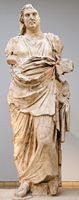 Le mausolée du roi Mausole à Halicarnasse (Bodrum) en Anatolie. Statue de Mausole au British Museum (auteur Marie Lan N'Guyen). Cliquer pour agrandir l'image.
