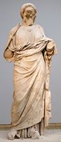 Le mausolée du roi Mausole à Halicarnasse (Bodrum) en Anatolie. Statue d'Artémise au British Museum (auteur Marie Lan N'Guyen). Cliquer pour agrandir l'image.