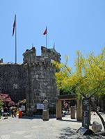 Le musée d'archéologie sous-marine de Bodrum en Anatolie. L'entrée par la tour du port. Cliquer pour agrandir l'image.