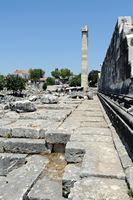 La ville de Didim en Anatolie. La façade sud-ouest du temple d'Apollon. Cliquer pour agrandir l'image.