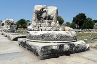 La ville de Didim en Anatolie. Base de colonne ornementée de croix gammées et de méandres. Cliquer pour agrandir l'image.
