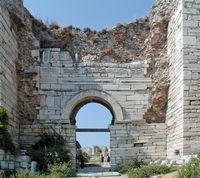 La ville de Selçuk en Anatolie. Porte dite de la Persécution (auteur Marsyas). Cliquer pour agrandir l'image.