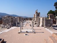 La ville de Selçuk en Anatolie. Ruines de la basilique Saint-Jean (auteur Rheins). Cliquer pour agrandir l'image.