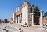 La ville de Selçuk en Anatolie. Colonnade de la basilique Saint-Jean (auteur Rheins). Cliquer pour agrandir l'image.
